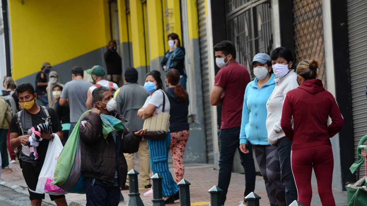 Ciudadanía. En varios puntos de Quito se registran aglomeraciones y ventas ambulantes sin ningún control.