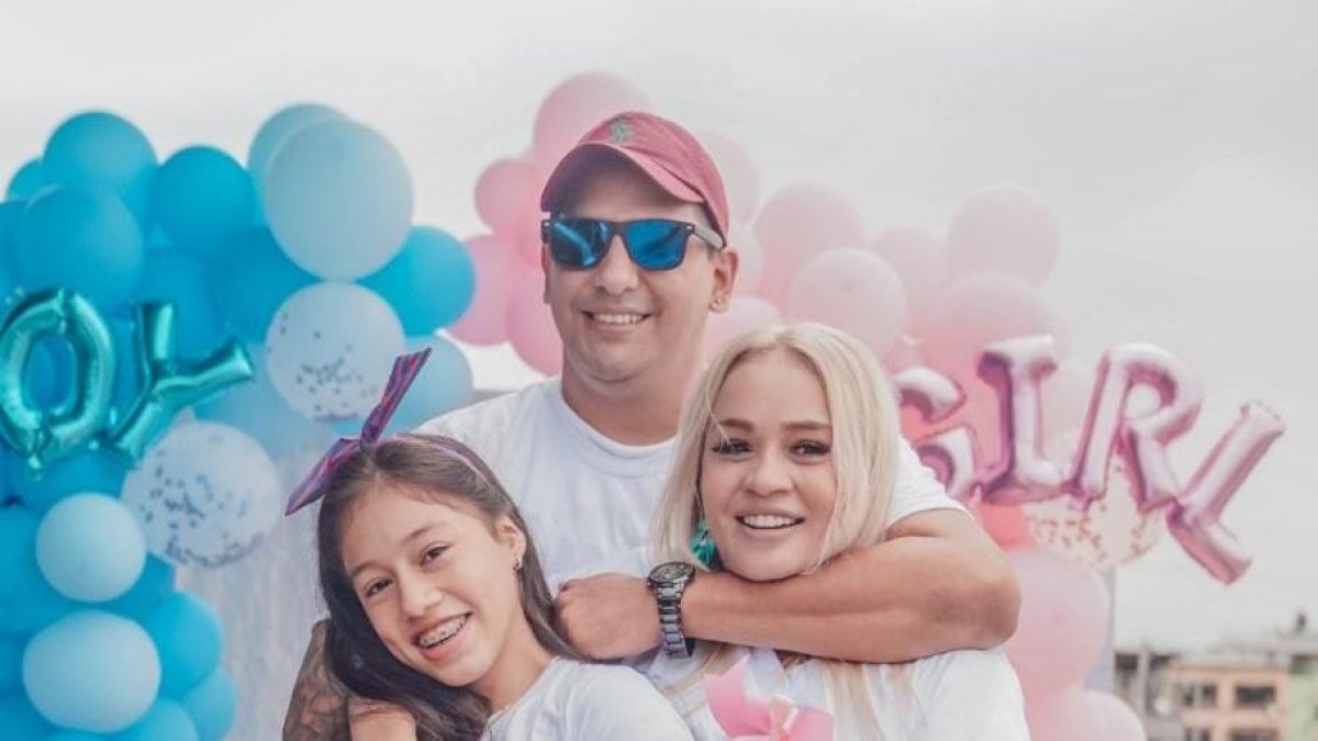 Gineth con su pareja e hija mayor, Eliana.