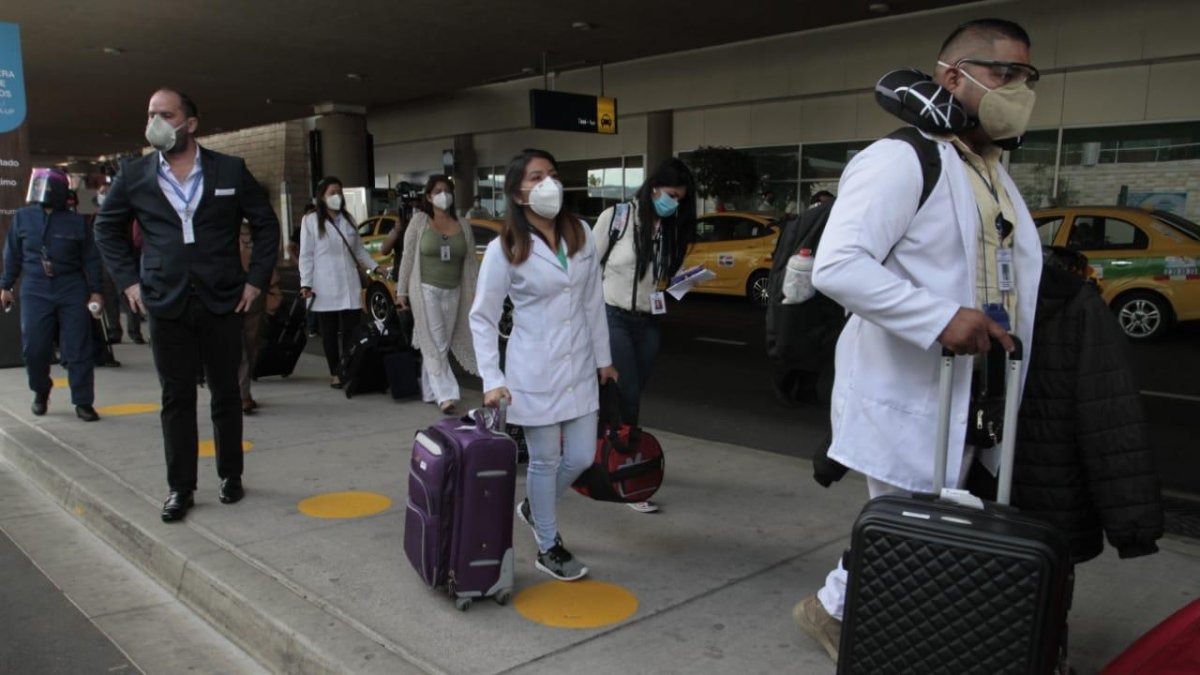 21 médicos guayaquileños fueron enviados a Quito para antender la emergencia.