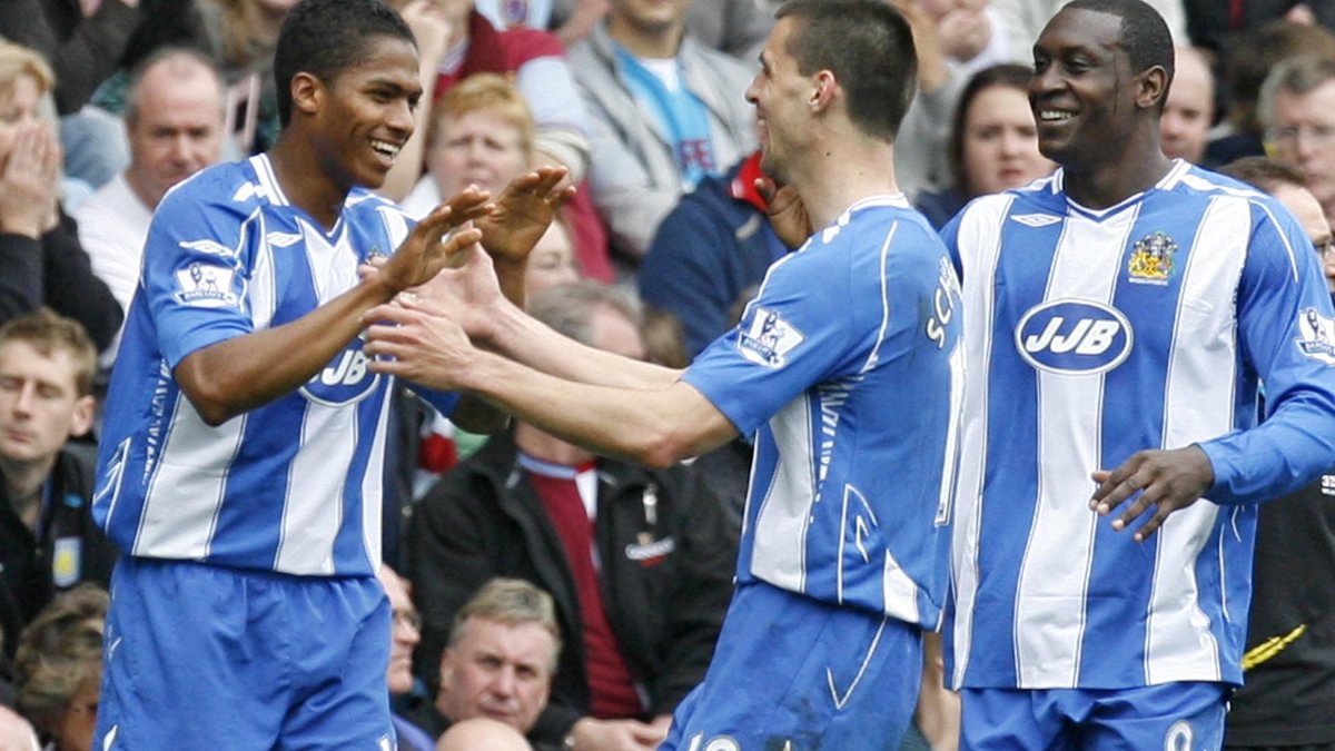 Foto de mayo de 2008 cuando el ecuatoriano Antonio Valencia (i) militaba en el equipo inglés. Un año después dio el salto al Manchester United donde hizo historia.