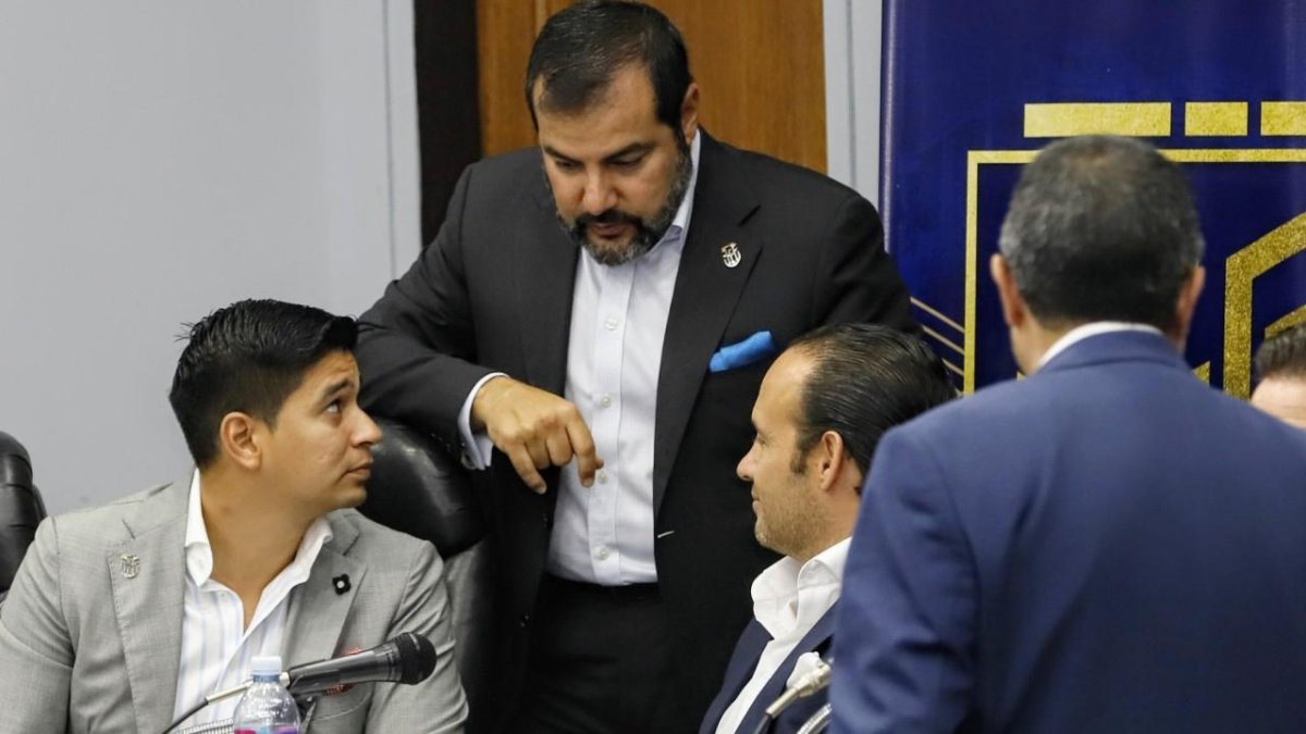 Carlos Manzur (c) se refirió al conflicto que vive la Federación Ecuatoriana de Fútbol.