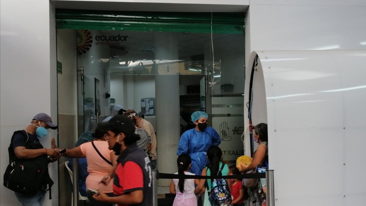 Un grupo de pacientes asiste a Centro de Especialidades Central Guayas del IESS.