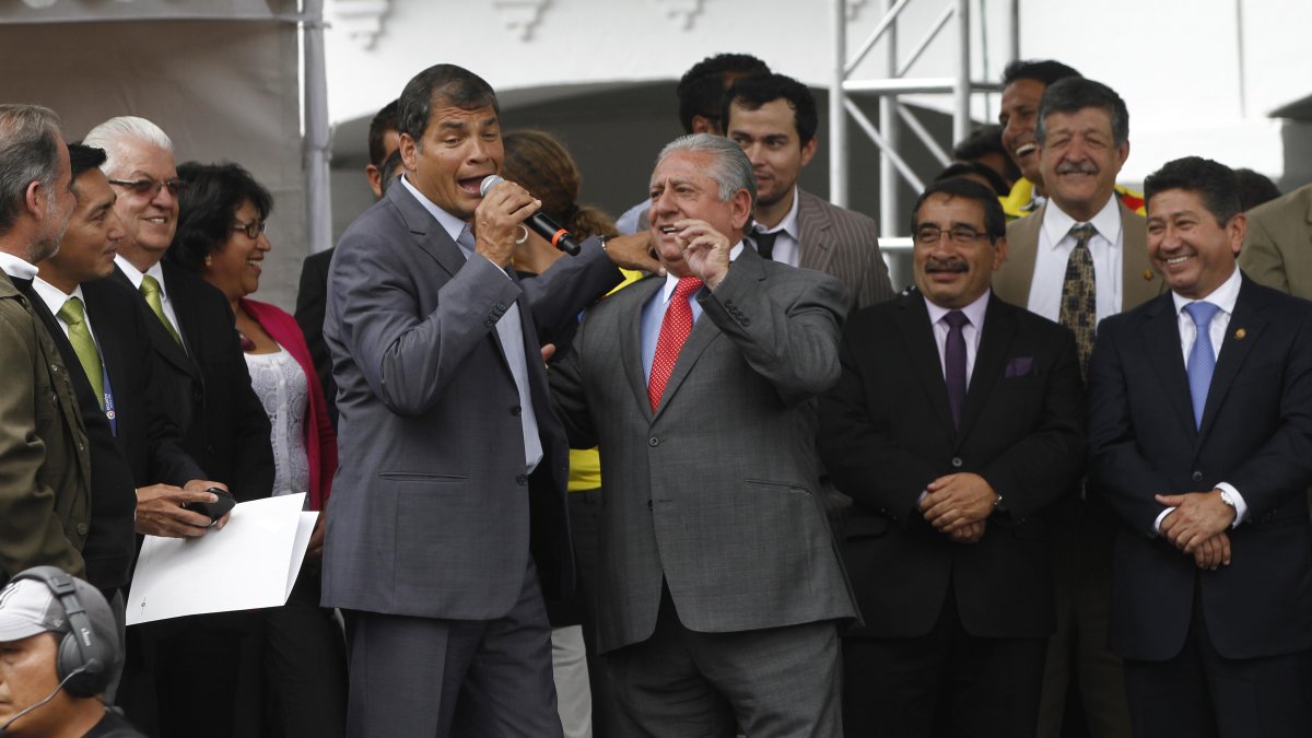 Rafael Correa y Luis Chiriboga en un homenaje de la Tri posterior al Mundial 2014.