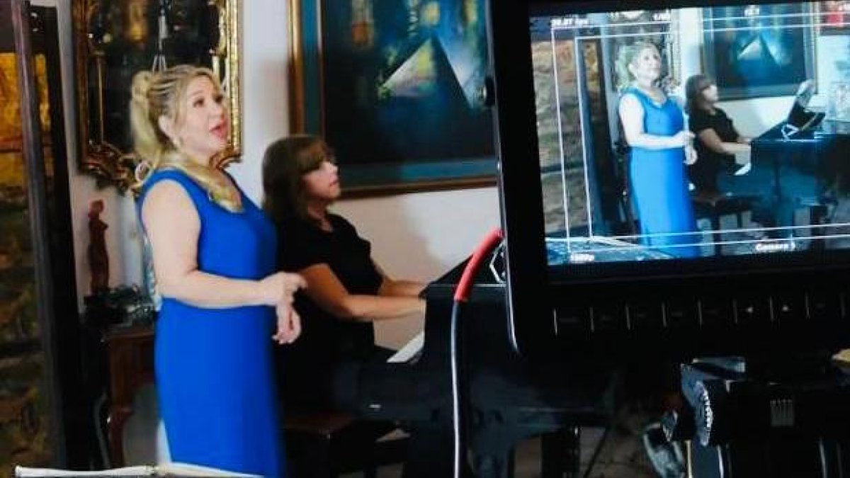 Astrid Achi, desde su casa, ofrece clases y conciertos en vivo.