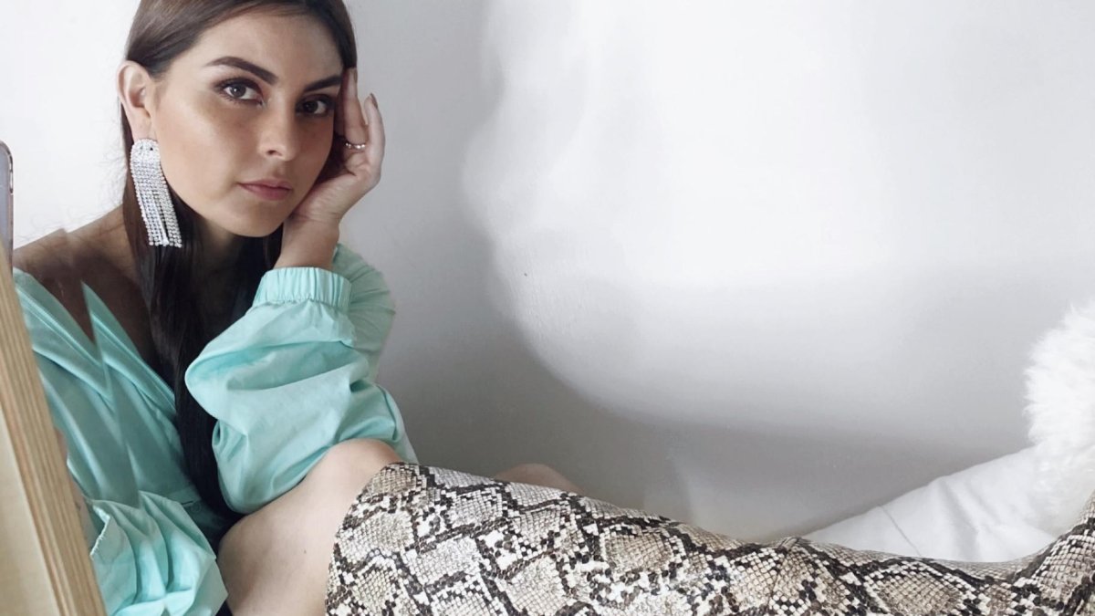 Para ella, más es más. Y el atuendo más sencillo lo combina con botas llamativas.