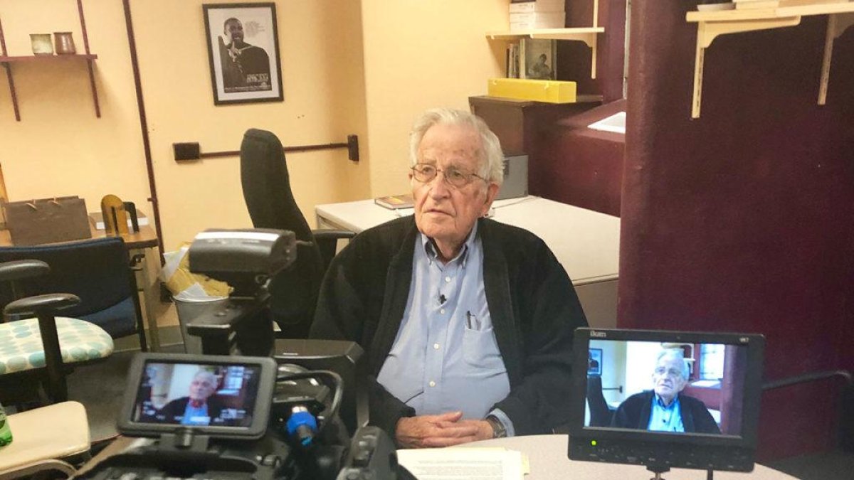 El politólogo y lingüista Noam Chomsky participará en el encuentro virtual.