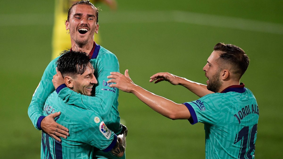 Antoine Griezmann (i) Lionel Messi y Jordi Alba festejan el despertar del Barcelona tras ceder varios puntos. Ahora vuelven a la pelea.