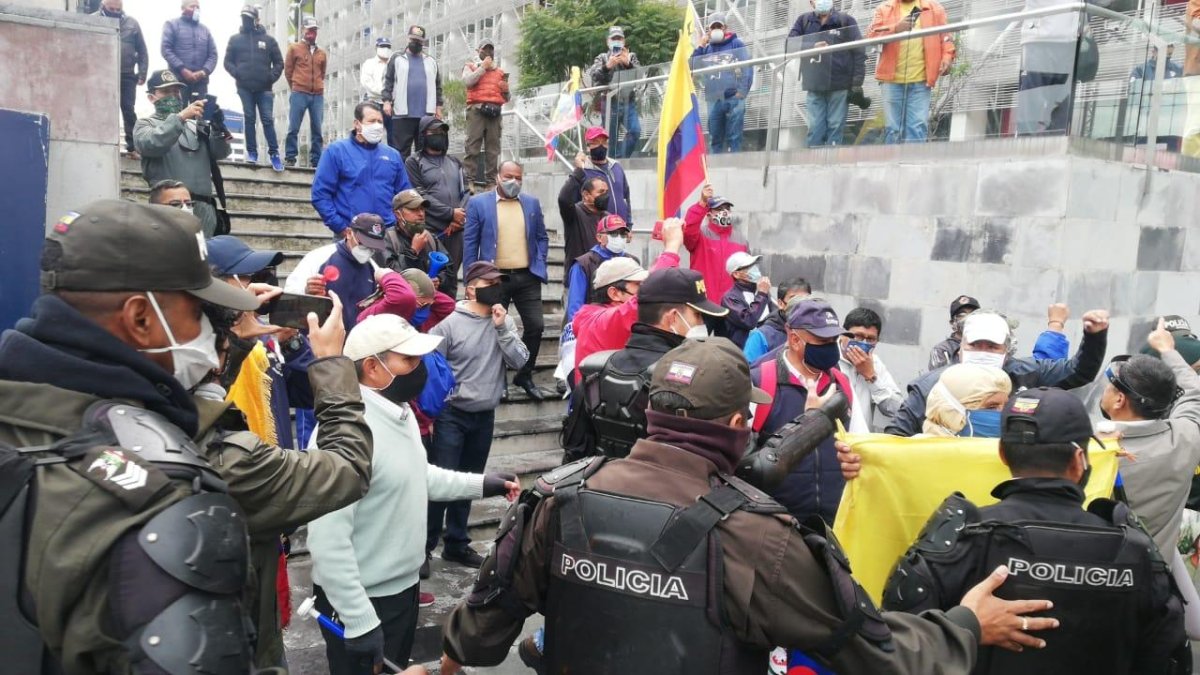 Jubilados de las Fuerzas Armadas protestaron hoy.