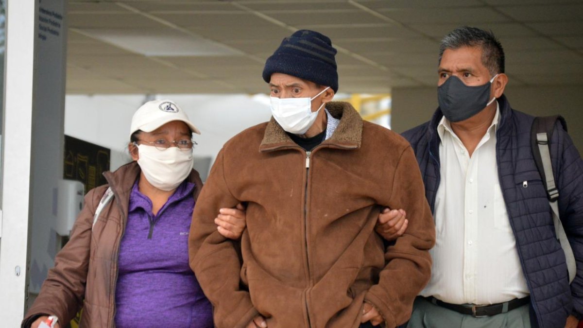 Ciudadanos en Cuenca salen del hospital Vicente Corral Moscoso.