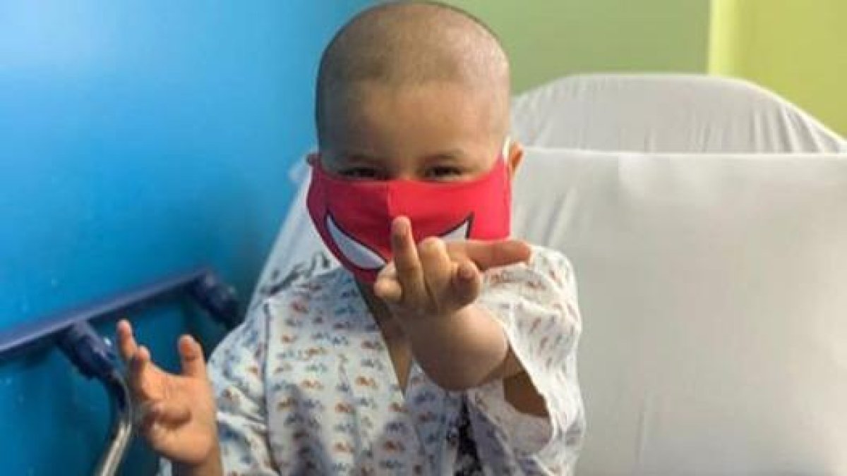 Leonel se divirtió estrenando una mascarilla de su superhéroe favorito, gracias a donaciones que recibió Solca.