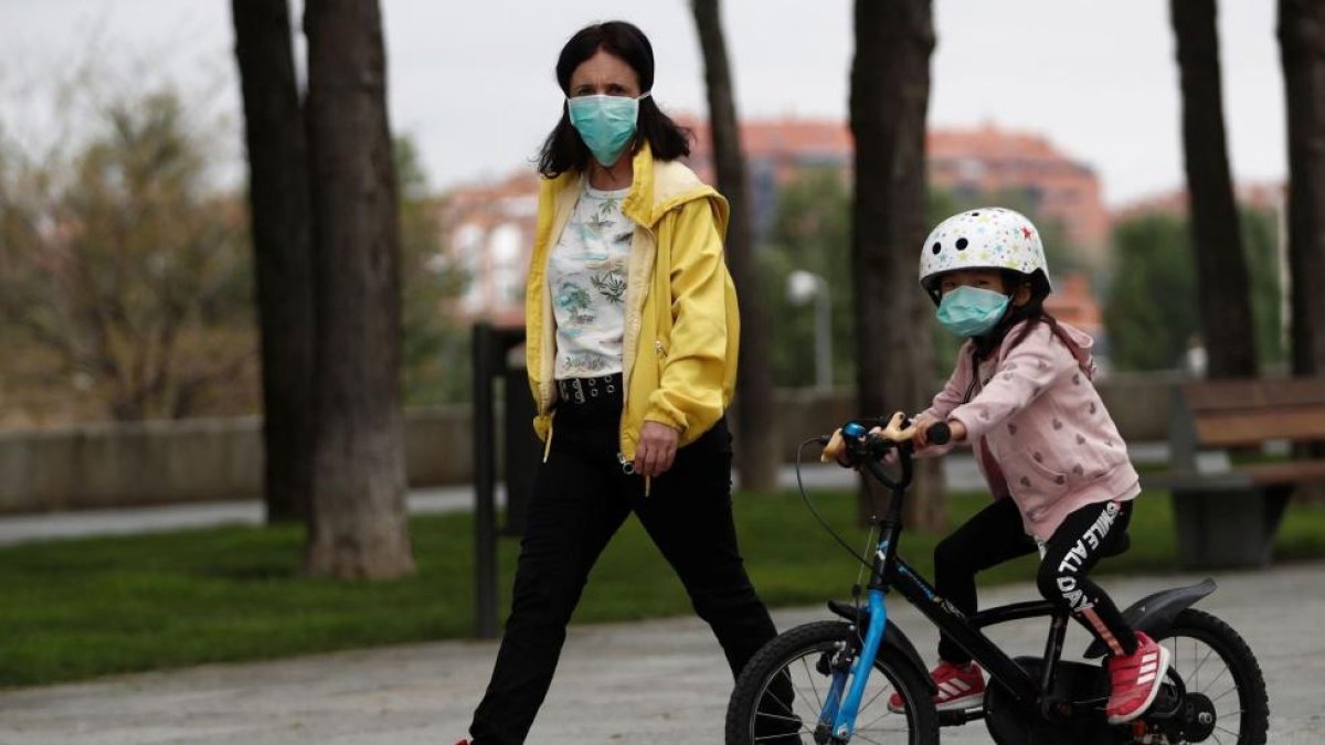 Madre e hija durante un paseo por su ciudadela.