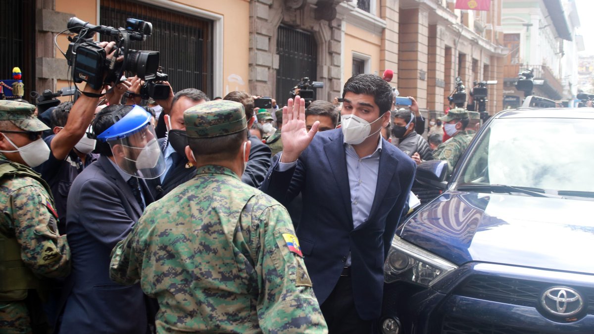 Despedida. Otto Sonnenholzner, a su salida de su despacho en el centro de Quito.
