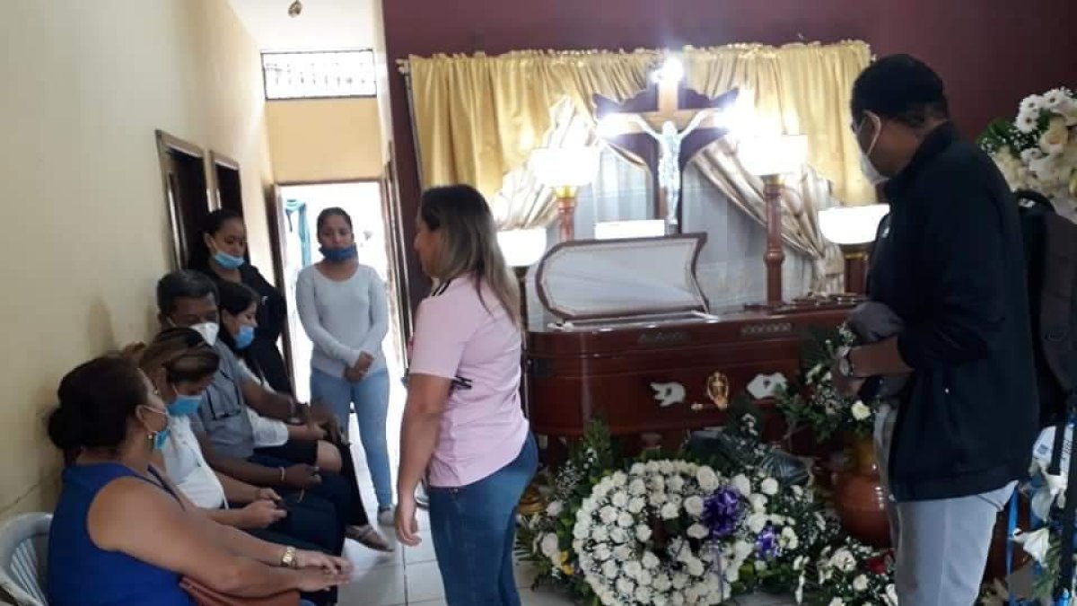 Eduardo Smith (d), excompañero de Dannes Coronel, frente al ataud del 'Patucho'.