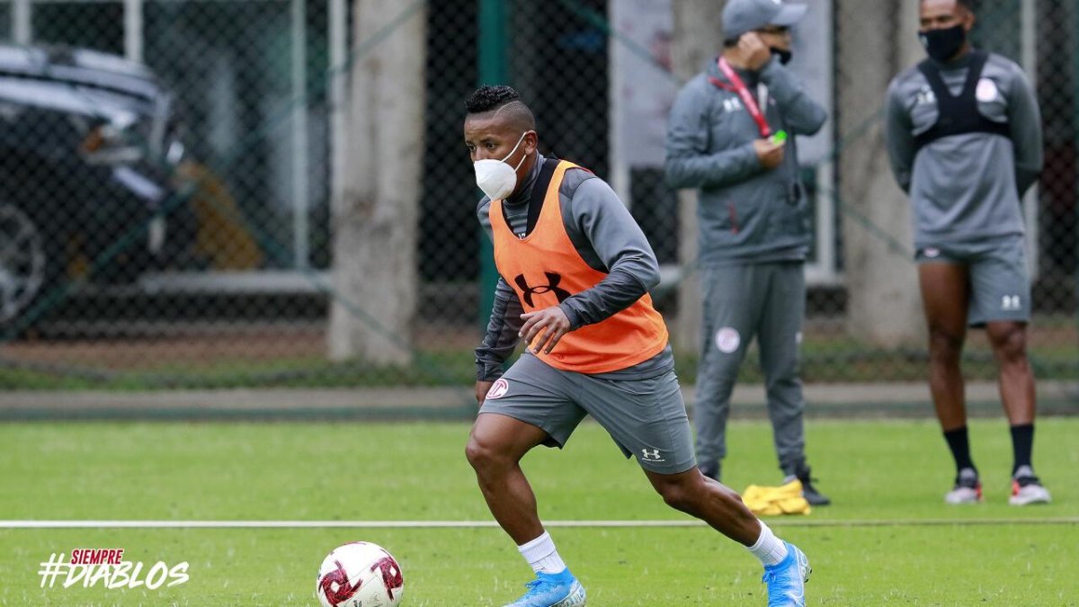 El ecuatoriano Joao Plata en uno de los entrenamientos con el Toluca.
