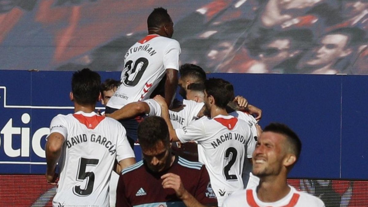 Pervis Estupiñán (arriba) celebra junto a sus compañeros uno de los dos goles que firmaron para el triunfo.