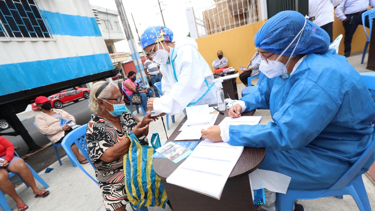 Brigadas médicas llegan a sectores populosos de Guayaquil.