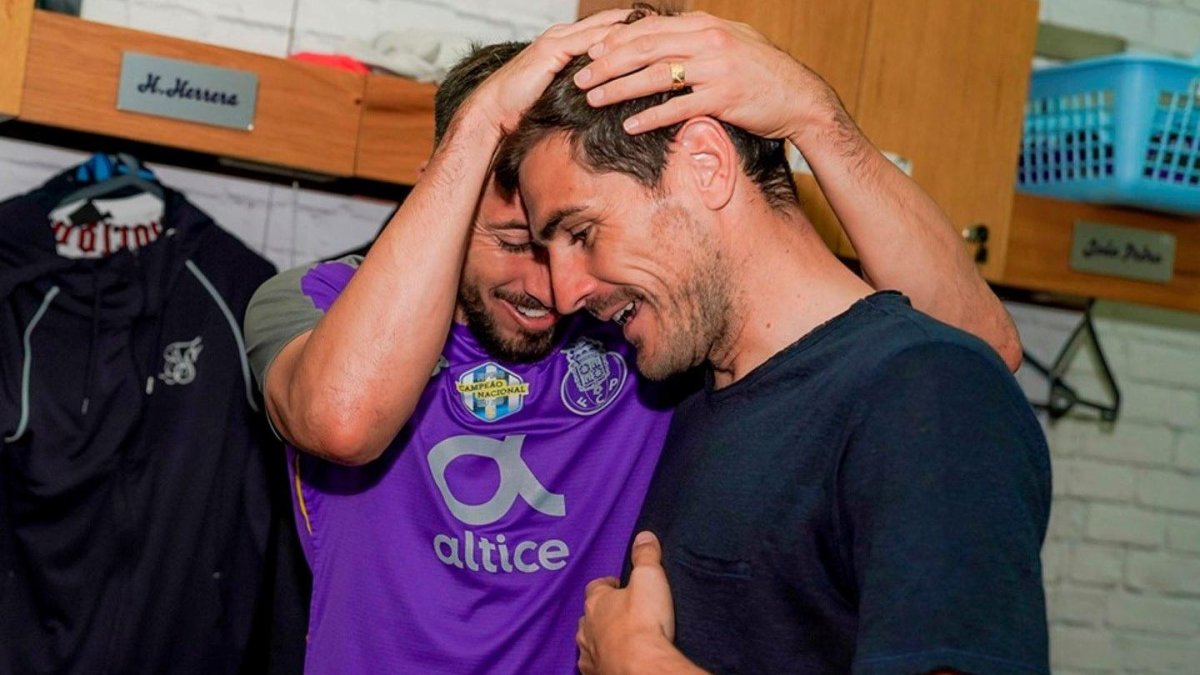 El portero español, Iker Casillas, ya sabe lo que es levantar trofeos con el cuadro portugués.
