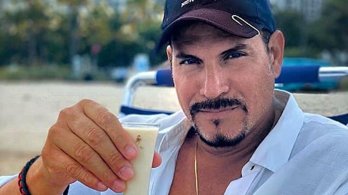 Carluka nació en Nueva Jersey, es hijo de ecuatorianos y se crió en Guayaquil.