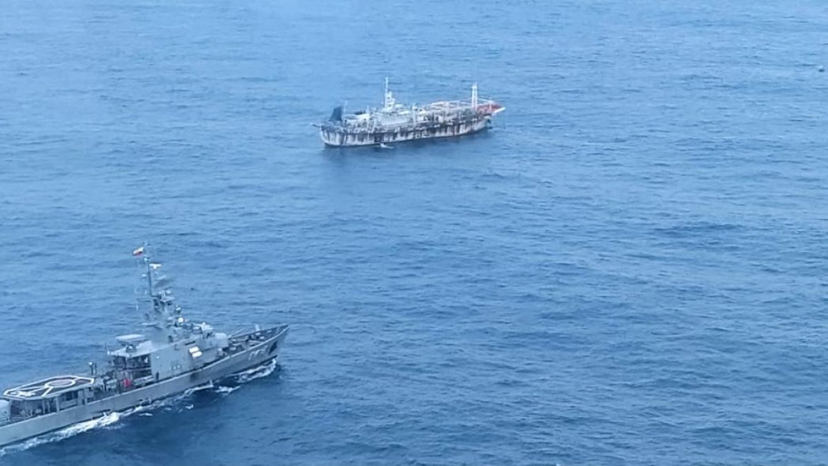 Los barcos chinos están cerca de la Zona Económica Exclusiva Insular.