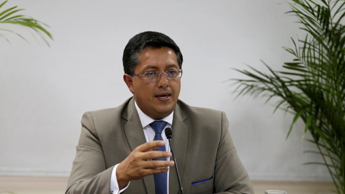 Ante una pregunta de este diario, el funcionario reconoció que derogó los reglamentos, pero no porque se haya dado cuenta de que se equivocó, sino para poder debatir y llegar a acuerdos con los demás consejeros.