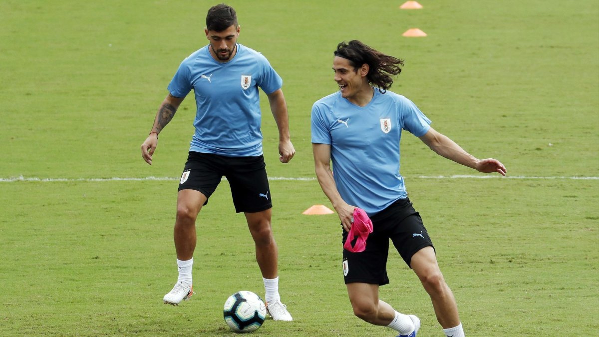 El gremio de futbolistas uruguayos se unión contra la suspensión a Edinson Cavani (d).