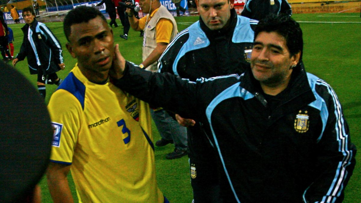 Diego Armando Maradona tiene varios capítulos relacionados con el fútbol ecuatoriano