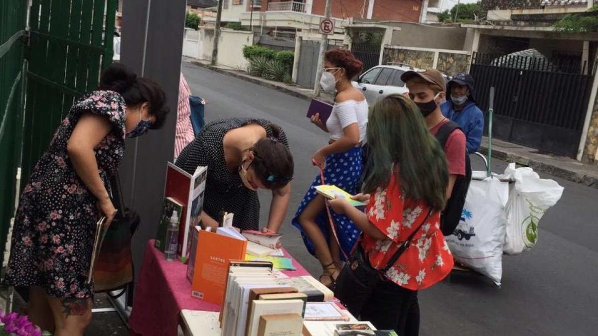 En los exteriores de La Casa Morada, en Urdesa, hubo una feria de libros nuevos y usados en todos los géneros.
