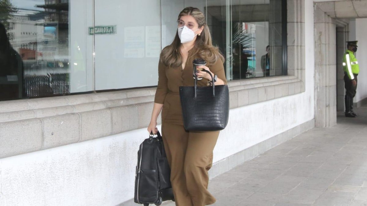 Gabriela Moreira, defensora del exasambleísta Daniel Mendoza, a su llegada a la Corte para la audiencia de vinculación de 13 personas.