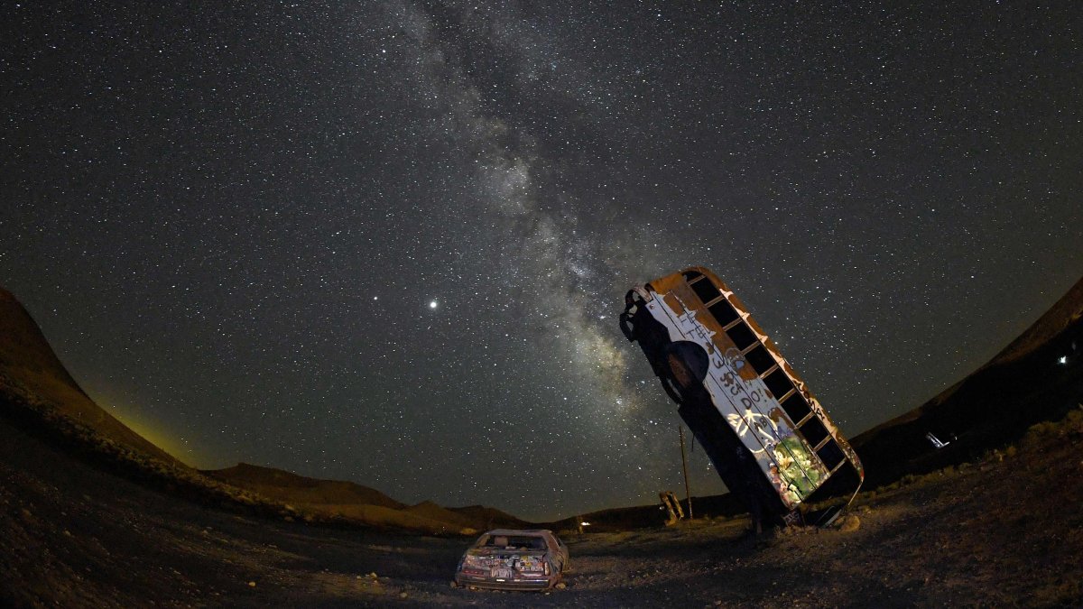 GOLDFIELD (NEVADA). Una noche despejada para un espectáculo único desde el Bosque Internacional de Automóviles en esta ciudad estadounidense.