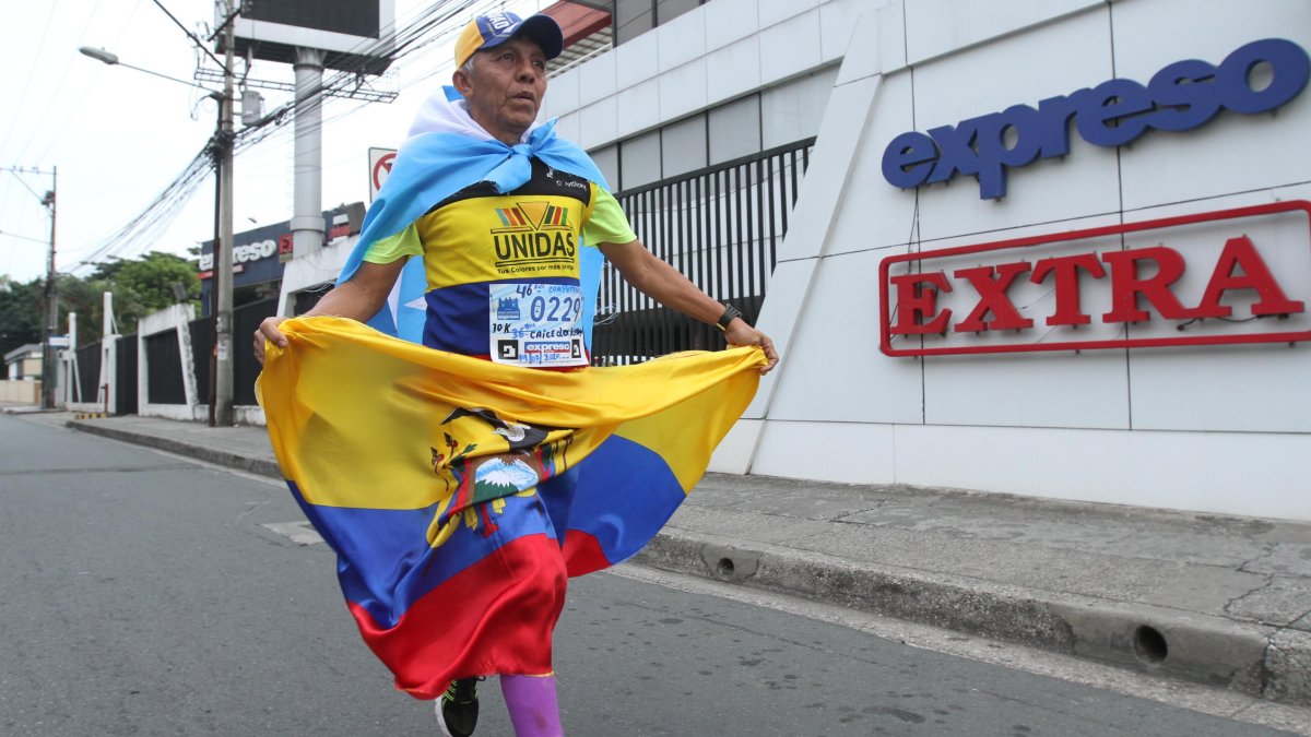 Tesón. El atleta corrió 10k solo por las principales calles del centro y norte de la urbe, siguiendo la ruta que ese día y a esa hora debía cumplir la EXPRESO. Terminó en la puerta de este diario.