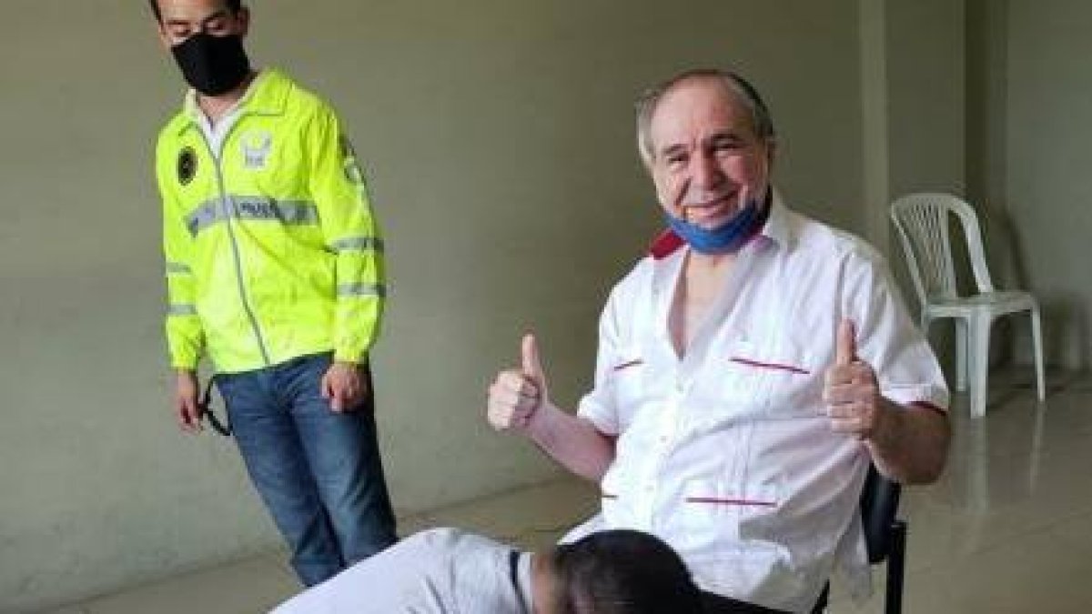 Grillete. Abdalá Bucaram se enorgullece de llevar un objeto infamante.