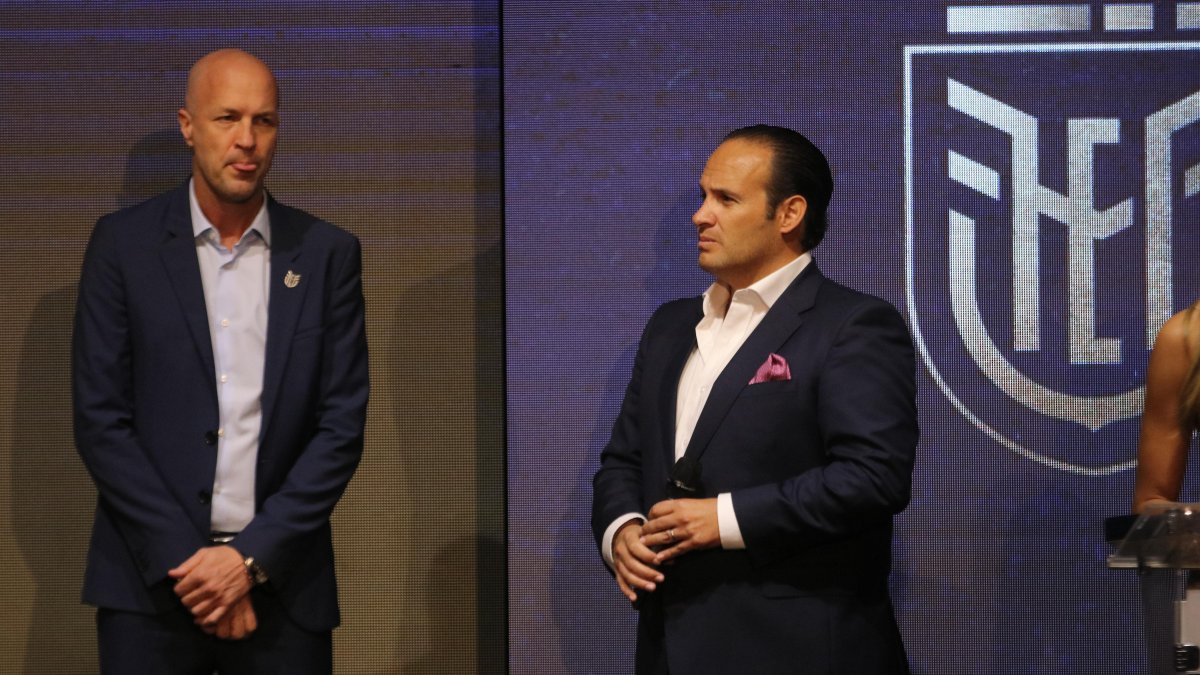 Cruyff (i) fue presentado el 13 de enero como seleccionador de Ecuador. Ahora la FEF, dirigida por Egas (d), se plantea como alternativa un cruce de cuentas para la salida del entrenador europeo.