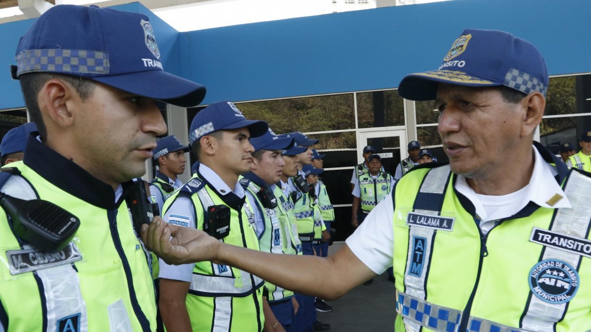 Figura. El general Luis Lalama y personal de la ATM.
