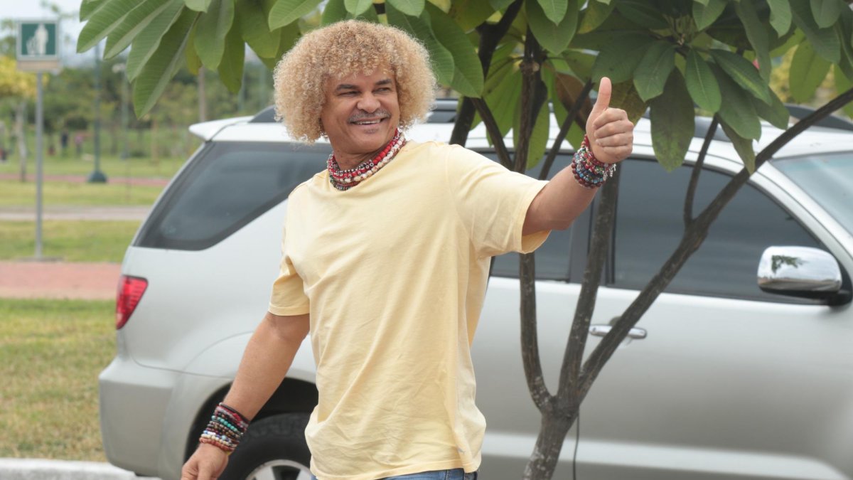 El exfutbolista Carlos 'El Pibe' Valderrama se desempeña también como comentarista.
