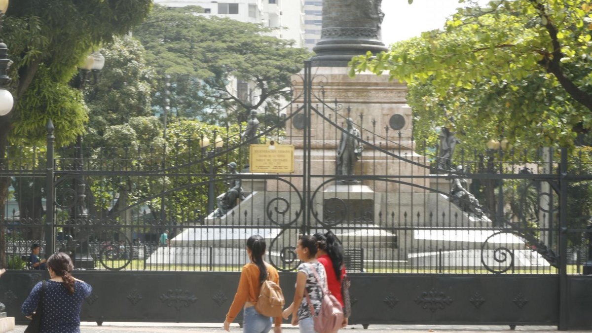 Parque Centenario suspende visitas por poda de árboles y renovación de áreas verdes.