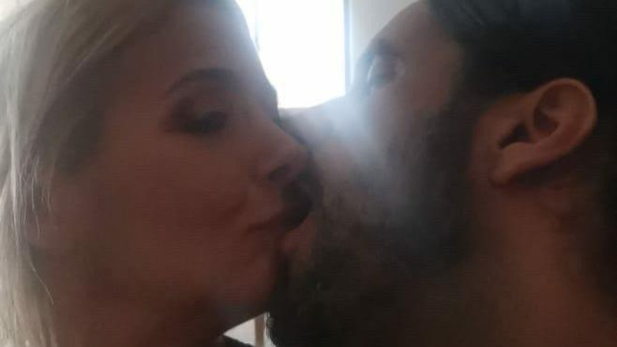 La pareja muy acaramelada. 