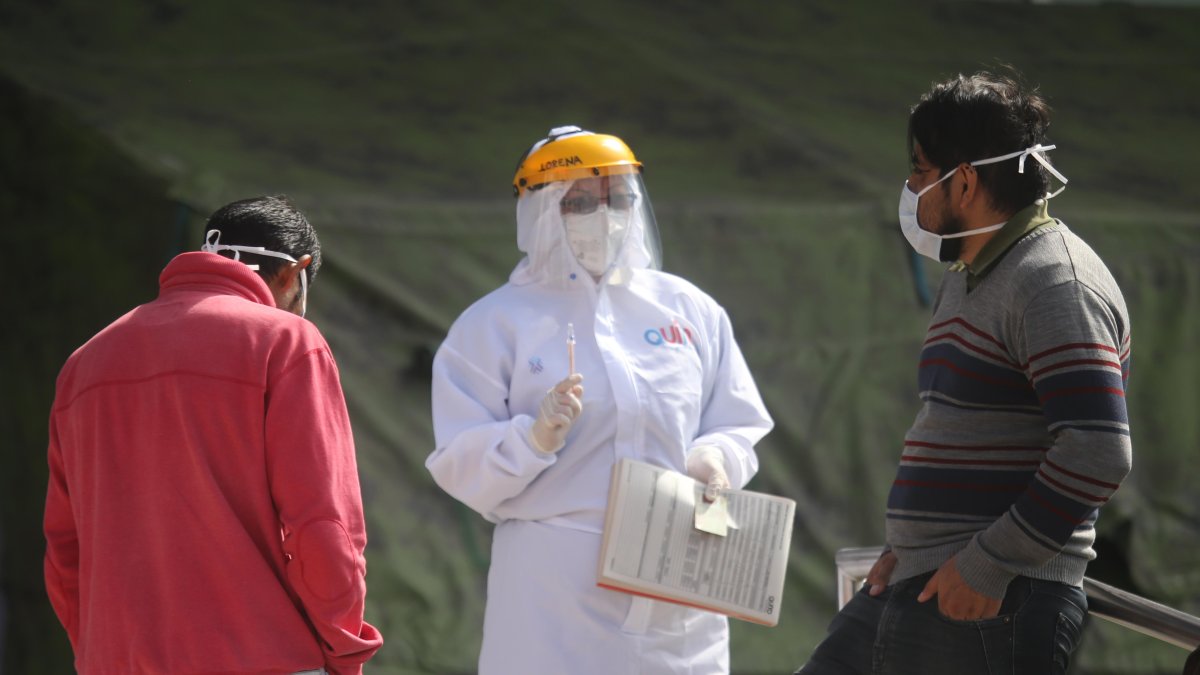 Al Centro de Atención Temporal Bicentenario en Quito acuden personas en busca de ayuda médica.