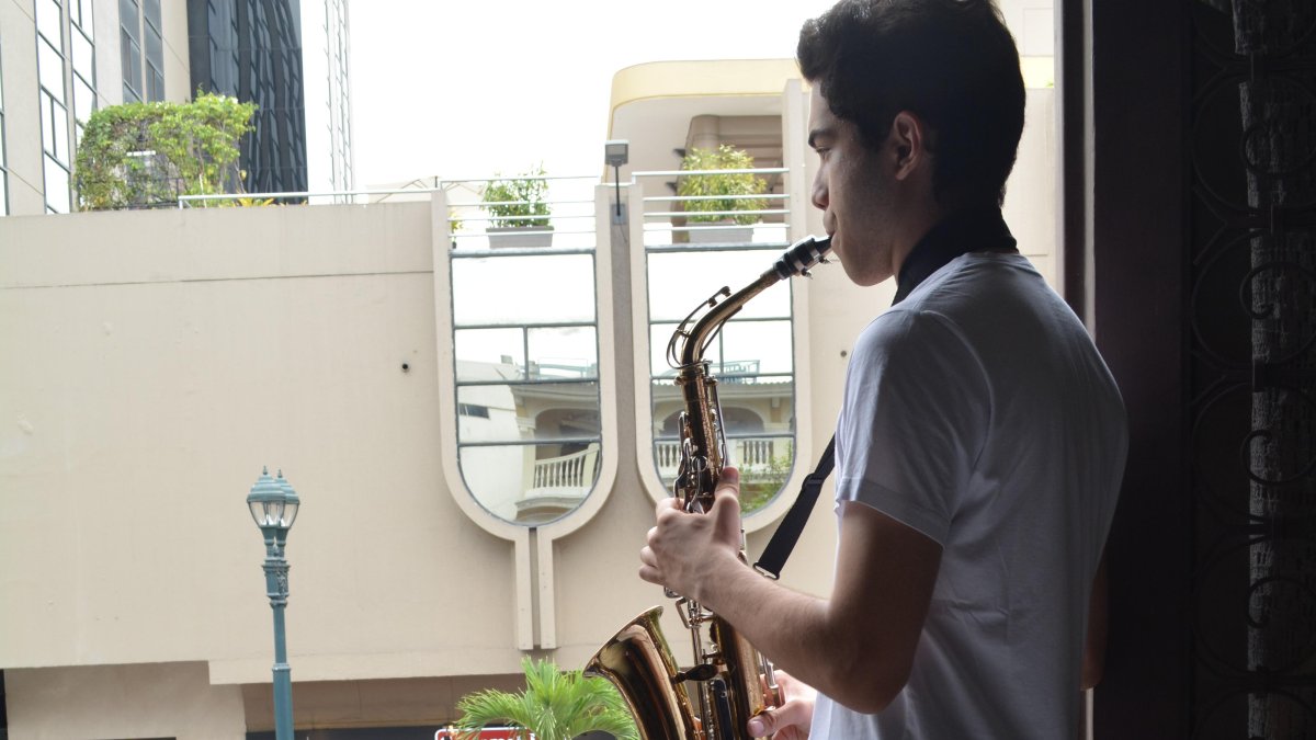 Marcelo Noriega acudió el fin de semana a la casa de arte con su saxofón para los ensayos.