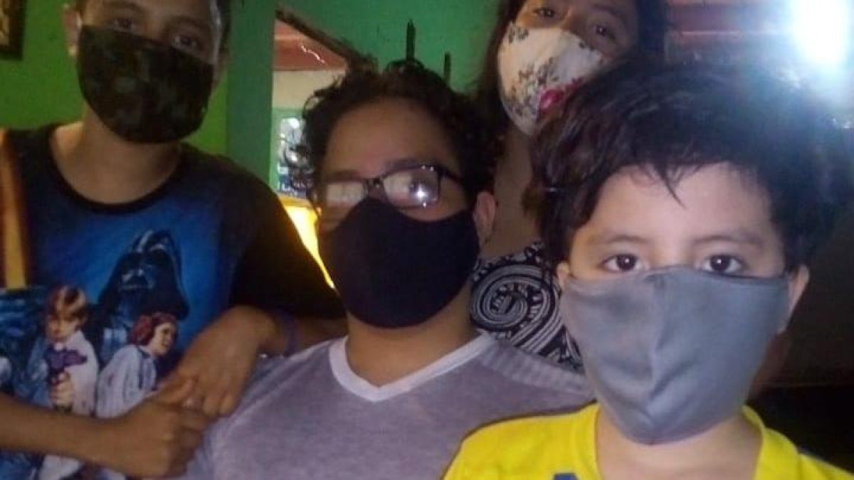 Jordy Cevallos, en el centro, junto a su familia.