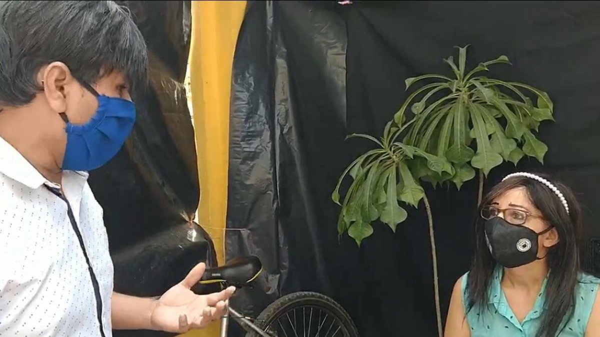 Los voluntarios de Dibuja una sonrisa acudieron a la casa de Cristina Suárez para entregarle la peluca.