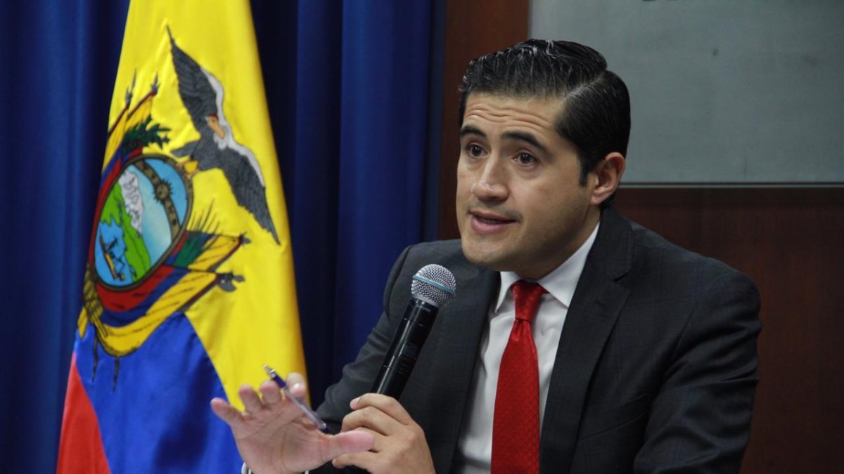 El ministro de Economía y Finanzas, Richard Martínez, en rueda de prensa para dar los detalles de la renegociación de la deuda.