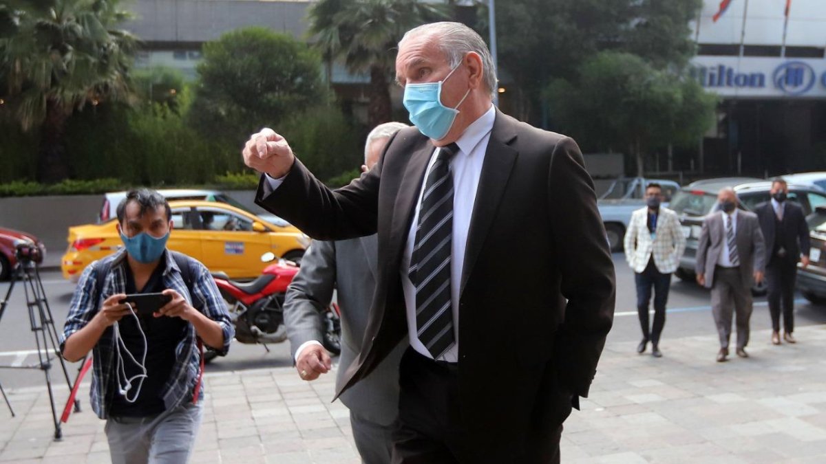 Diligencia. A la versión solicitada por la Fiscalía, Santiago Cuesta llegó acompañado de sus defensores.