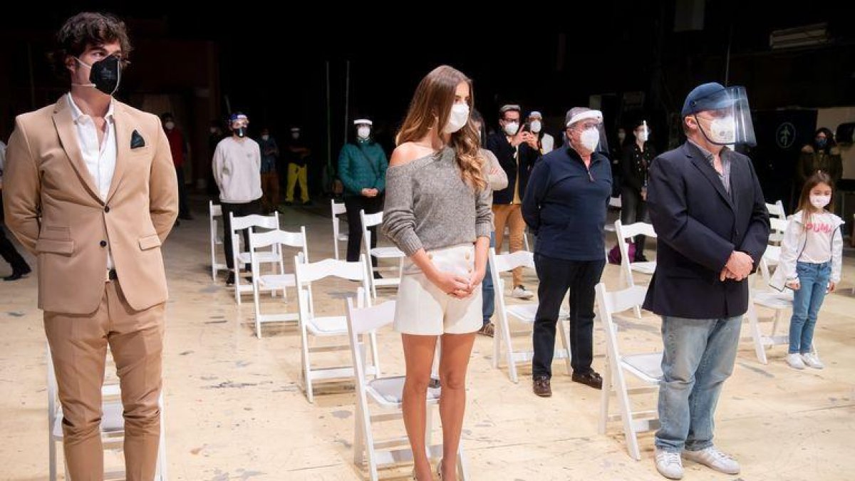 Danilo durante la misa por el inicio de las grabaciones. Junto a su novia, Michelle.