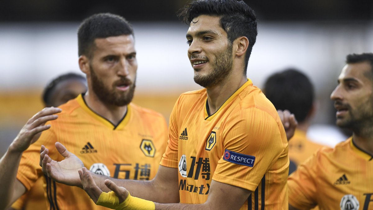 Raúl Jiménez festeja el gol para el triunfo de su club, que le sirvió para clasificar.