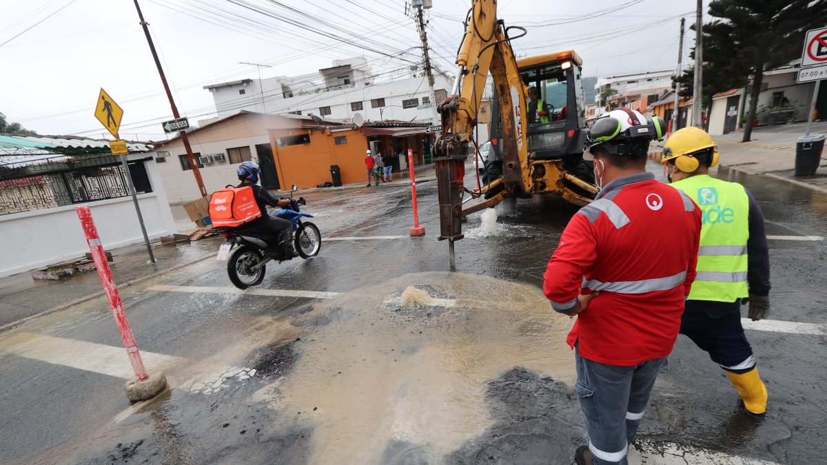 Fuga de agua en las calles Guayacanes y calle Segunda, Urdesa, el 12 de julio de 2020

Agencia (ag-extra)