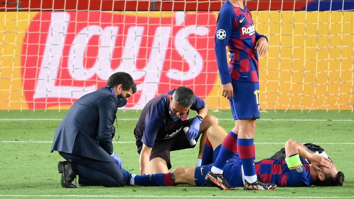 Leo Messi recibió un golpe en los últimos minutos del primer tiempo.