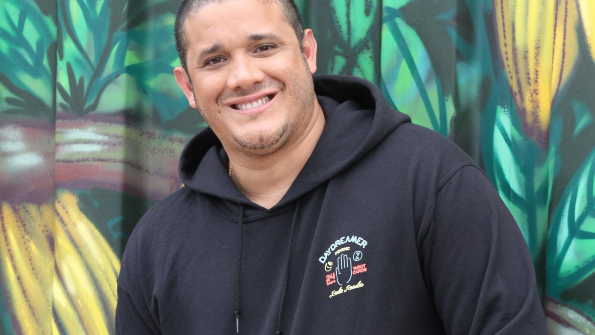 Tiene 44 años y ahora luce la cabeza rapada.