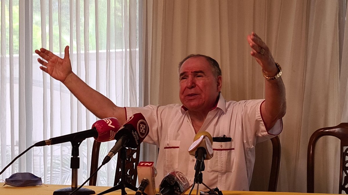 El expresidente durante la rueda de prensa en su domicilio en el norte de Guayaquil.