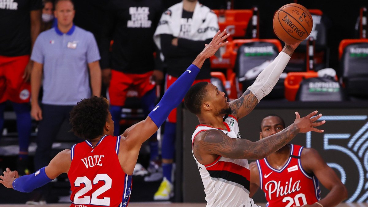 Damian Lillard (c), de los Portland Trail Blazers, penetra en la defensa de Philadelphia.