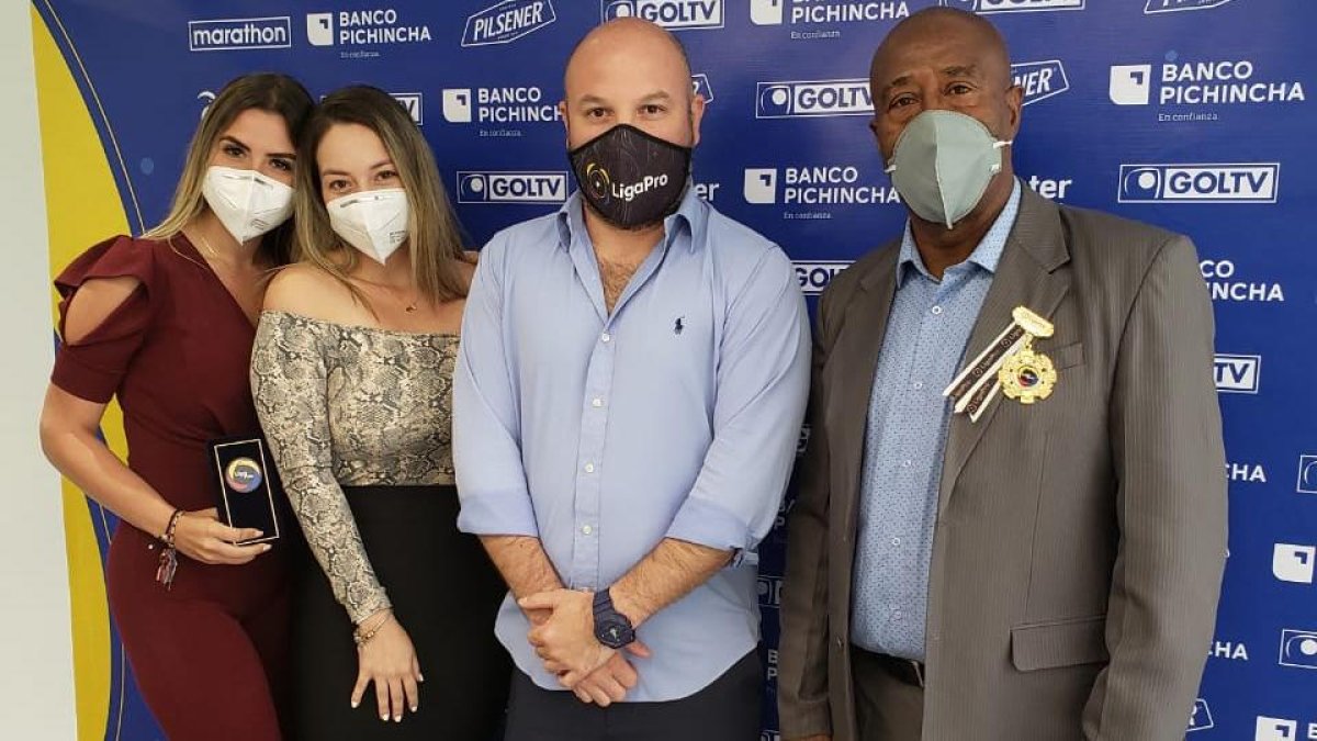 Miguel Ángel Loor (c), junto a Ermen Benítez y las hijas de Carlos Luis Morales.